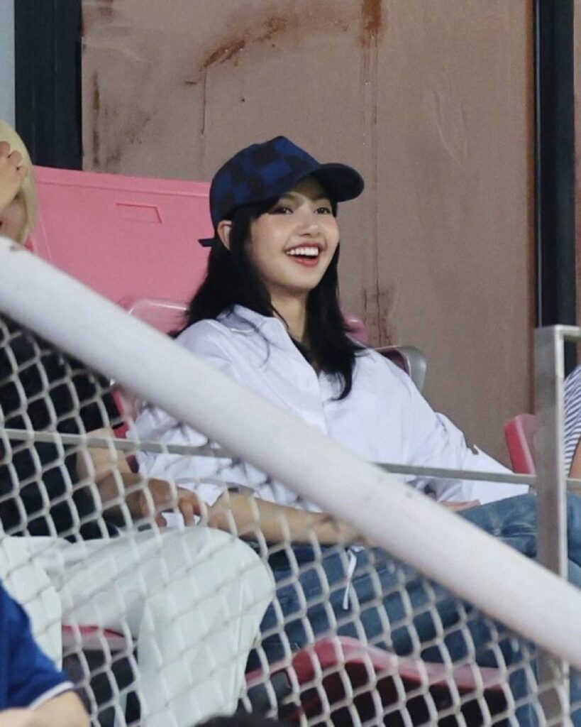 Lisa Blackpink Semangati Thailand dan Korea di Pertandingan Sepak Bola