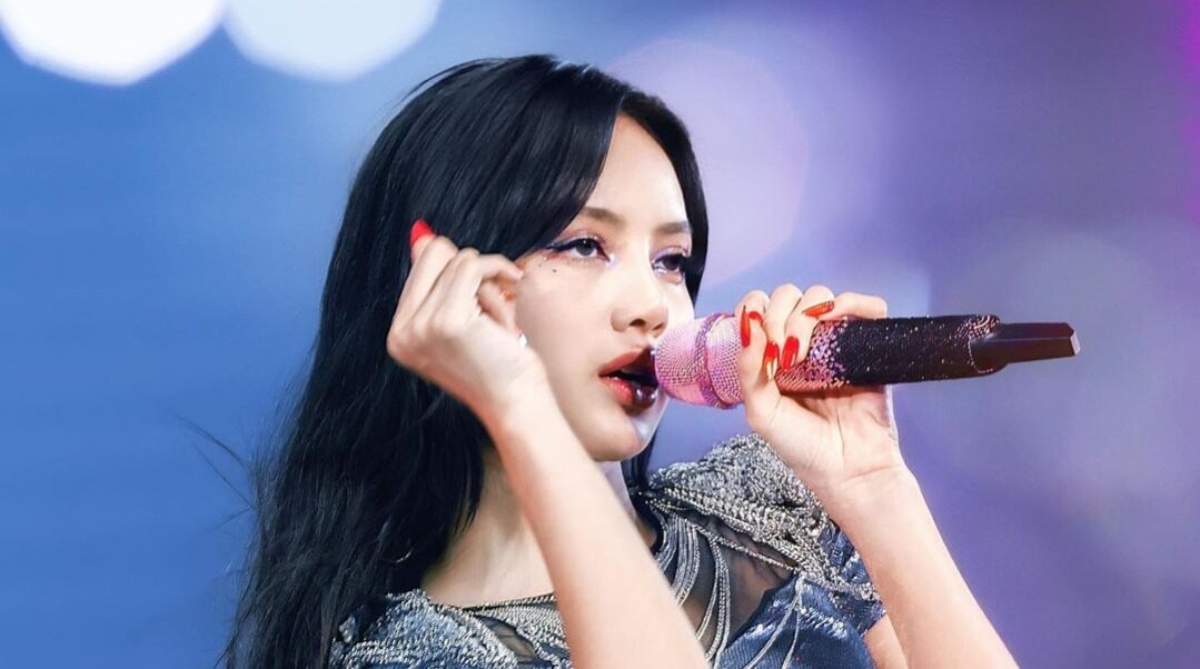Lisa BLACKPINK Terciduk Semangati Thailand dan Korea di Pertandingan Sepak Bola!