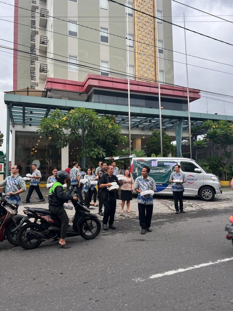 Omega Hotel Management: Berbagi 1000 Tajil On The Road di Bulan Suci Ramadan