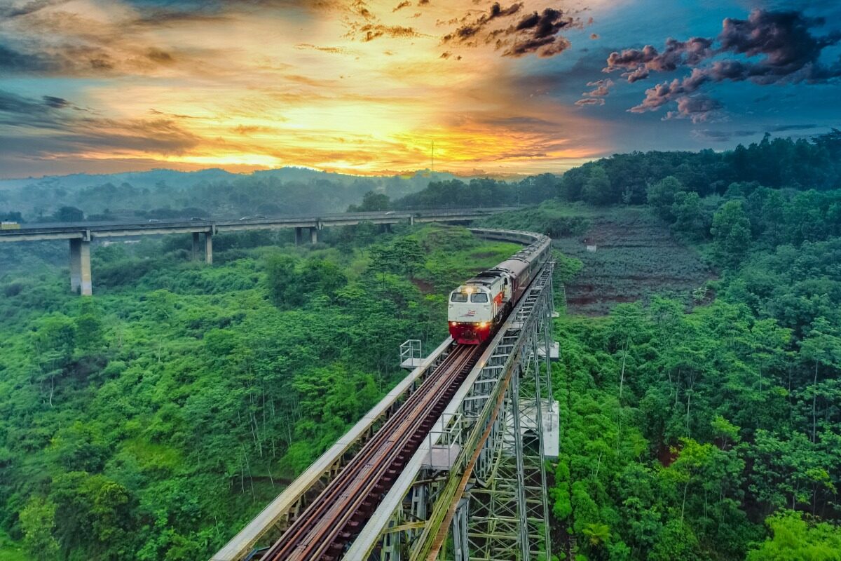 Jelajahi Pesona Tersembunyi Pulau Jawa dengan Kereta Api: Alternatif Liburan Menawan