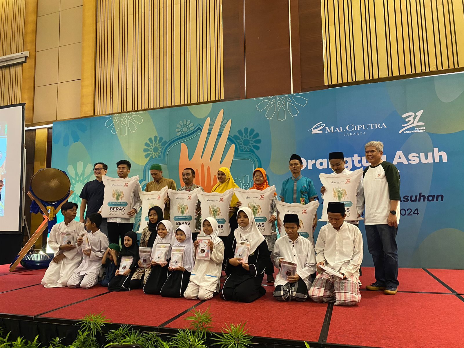 Maknai Ulang Tahun ke-31 Mal Ciputra adakan Kegiatan sosial "Orang Tua Asuh Sehari"