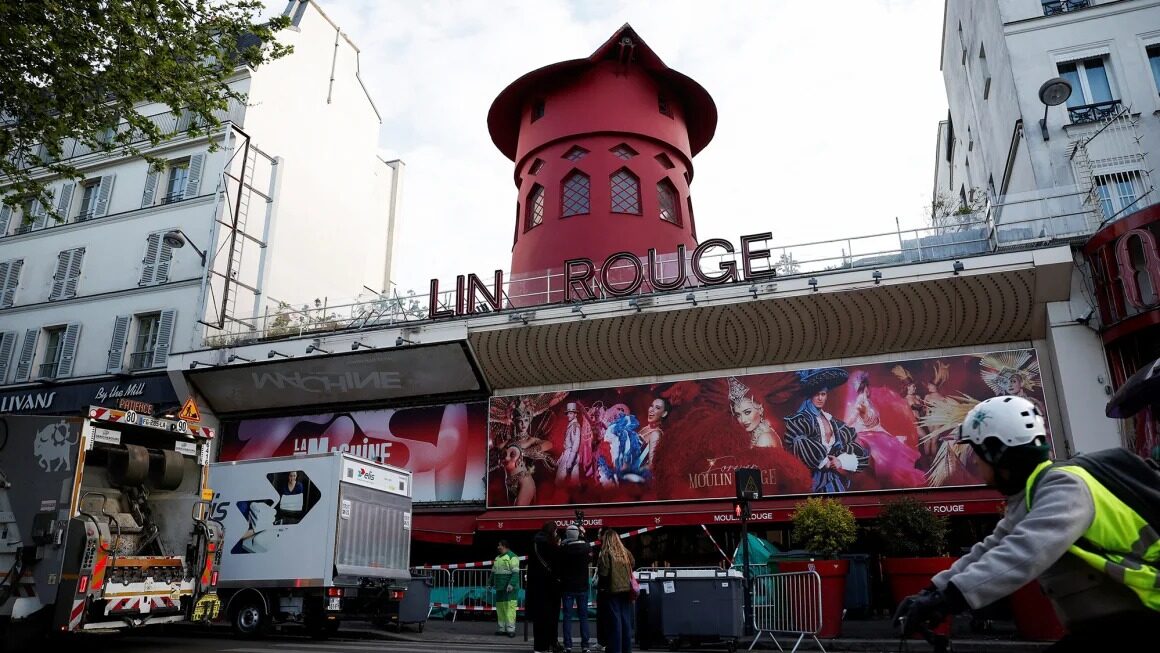 Bilah Kincir Angin Moulin Rouge Jatuh, Rusak Fasad Gedung