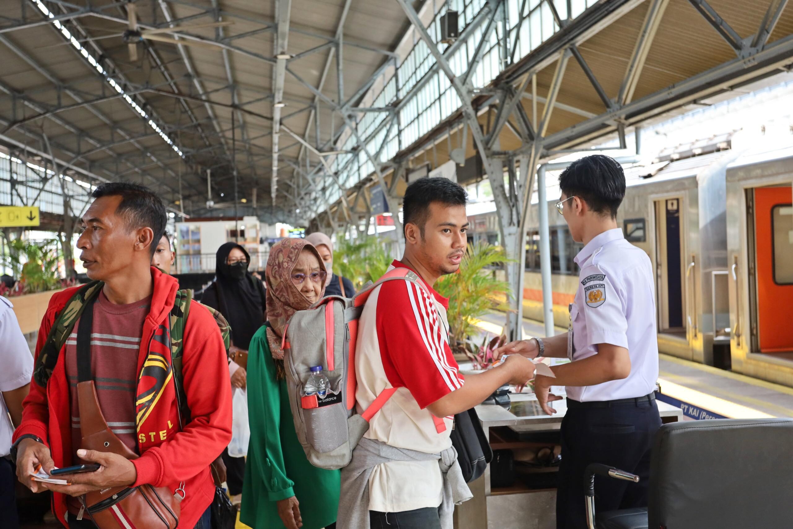 Peningkatan Pelayanan Transportasi Kereta Api: Pembangunan Eskalator di Stasiun Pasar senen