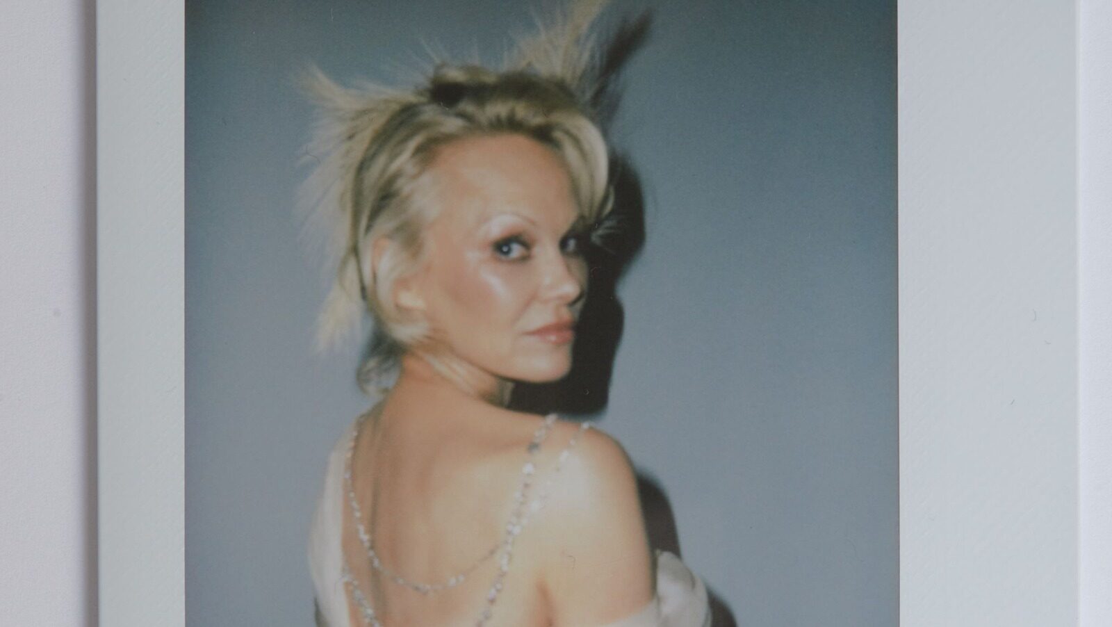 Pamela Anderson Debut di Met Gala 2024 dengan Gaun Unik!