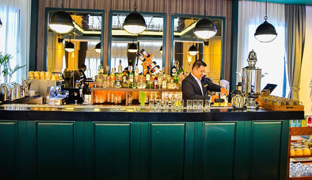 Bar di Sutasoma Hotel - sumber foto urbanvibes/ryan