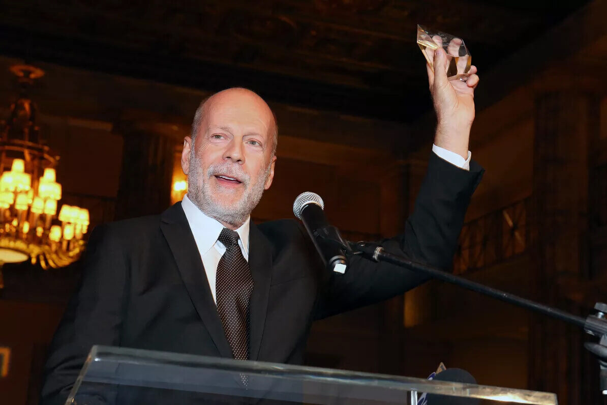 Bruce Willis Muncul Perdana Setelah Diagnosis Demensia: Momen yang Mengharukan!