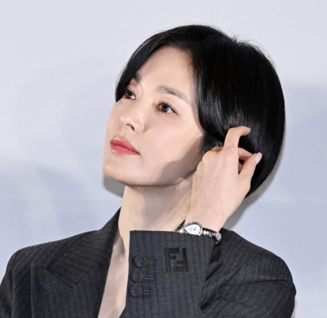 Song Hye-kyo Berlatih Merokok Demi Perannya di Film 'Dark Nuns'