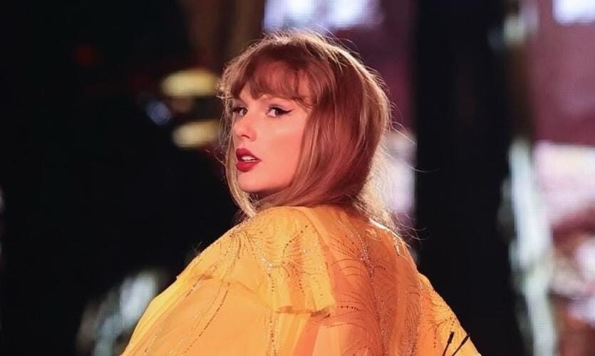 Dukung Travis Kelce di NFL, Taylor Swift Tampil Kece dengan Chanel dari Kepala sampai Kaki