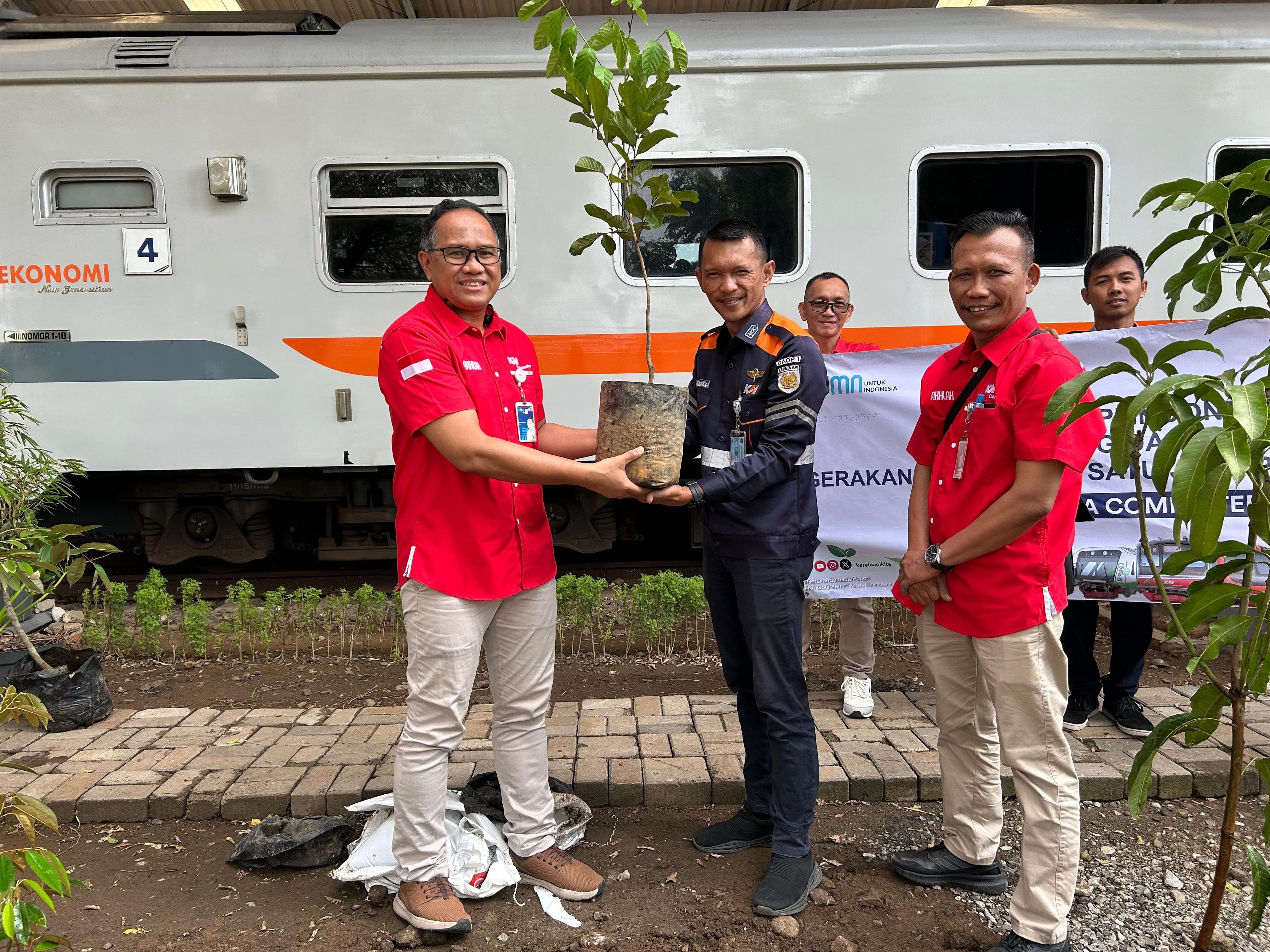 KAI Commuter Sukseskan Gerakan Penanaman Satu Juta Pohon untuk Indonesia dengan Program Green Commuter