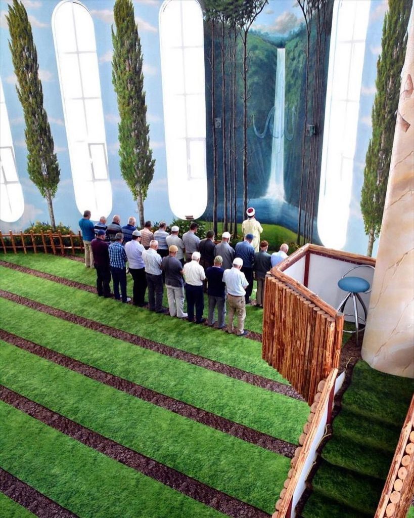 Umat sedang sholat berjamaah - sumber foto instagram @bayt.al.fann