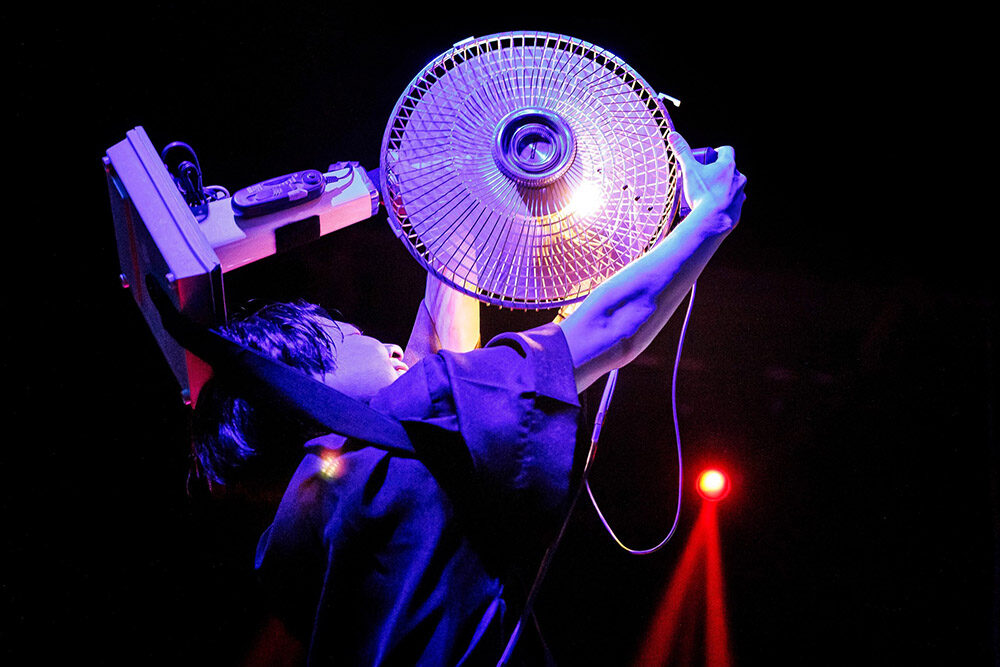 ELECTRONICOS FANTASTICOS merubah kipas angin menjadi alat musik - sumber foto Instagram electronicosfantasticos
