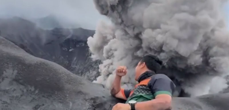 Gunung Dukono Meletus! Momen Menegangkan yang Terekam Kamera
