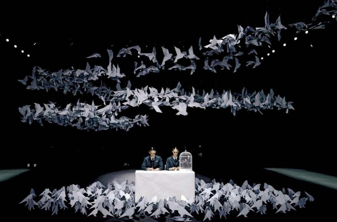 Origami di Catwalk? Taro Yaguchi Bawa 2.000 Burung Kertas ke New York Fashion Week