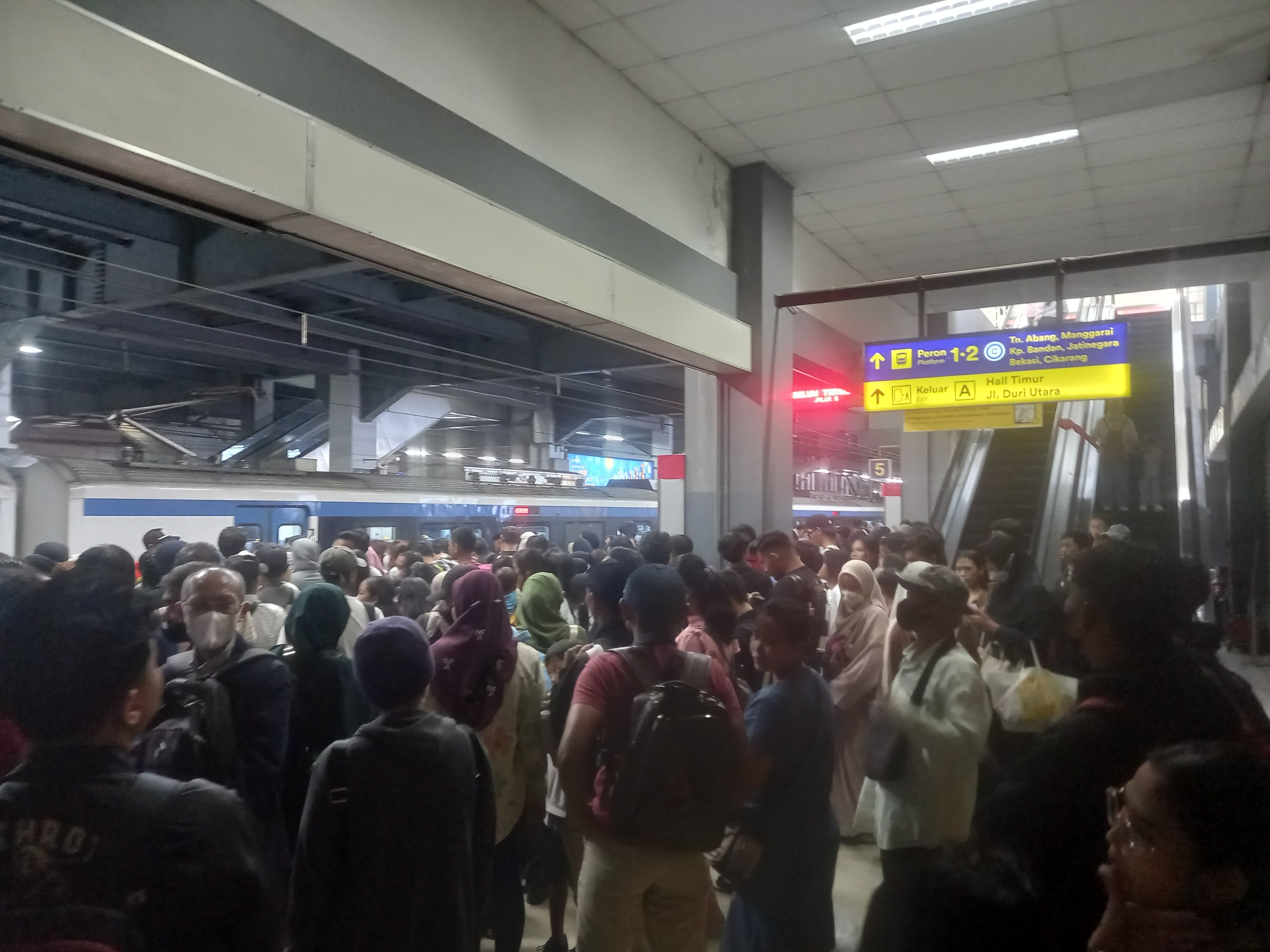 Untuk Wanita, Inilah 5 Tips Aman Naik KAI Commuter Saat Malam Hari