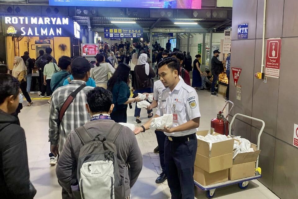 Apresiasi Pelanggan Berpuasa, KAI Commuter Sediakan Takjil Gratis bagi Pengguna Commuter Line di Stasiun Transit