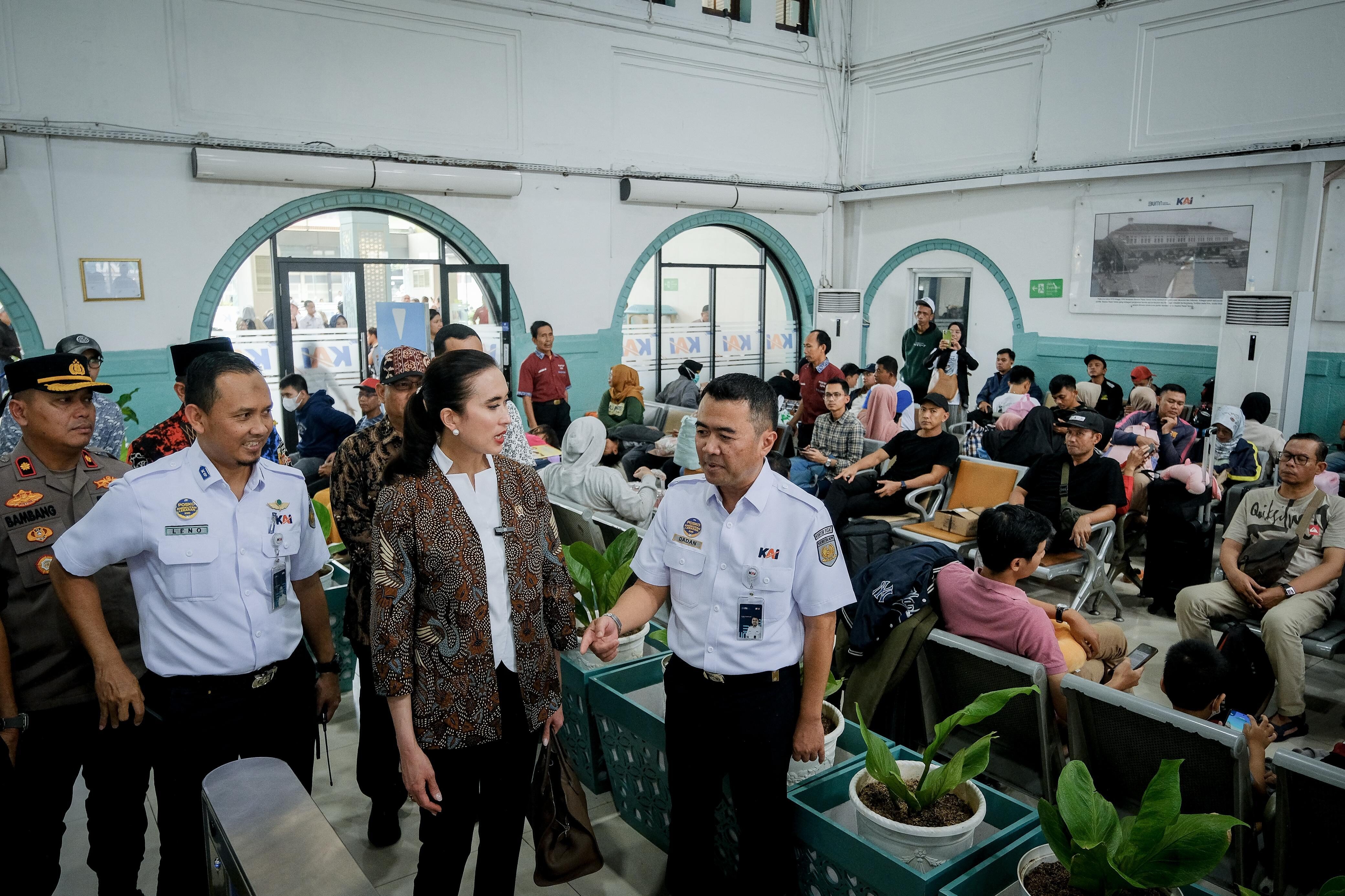 Menteri Pariwisata Widiyanti Putri Tinjau Layanan Calon Pemudik dan Wisatawan di Stasiun Pasar Senen