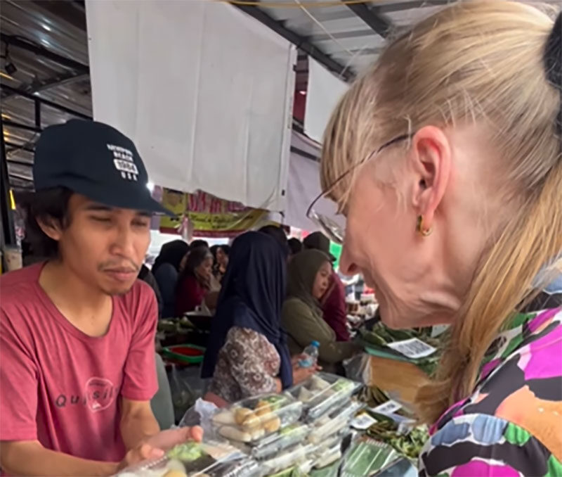 Dubes Jerman Berburu Takjil di Bazar Ramadan Benhil!