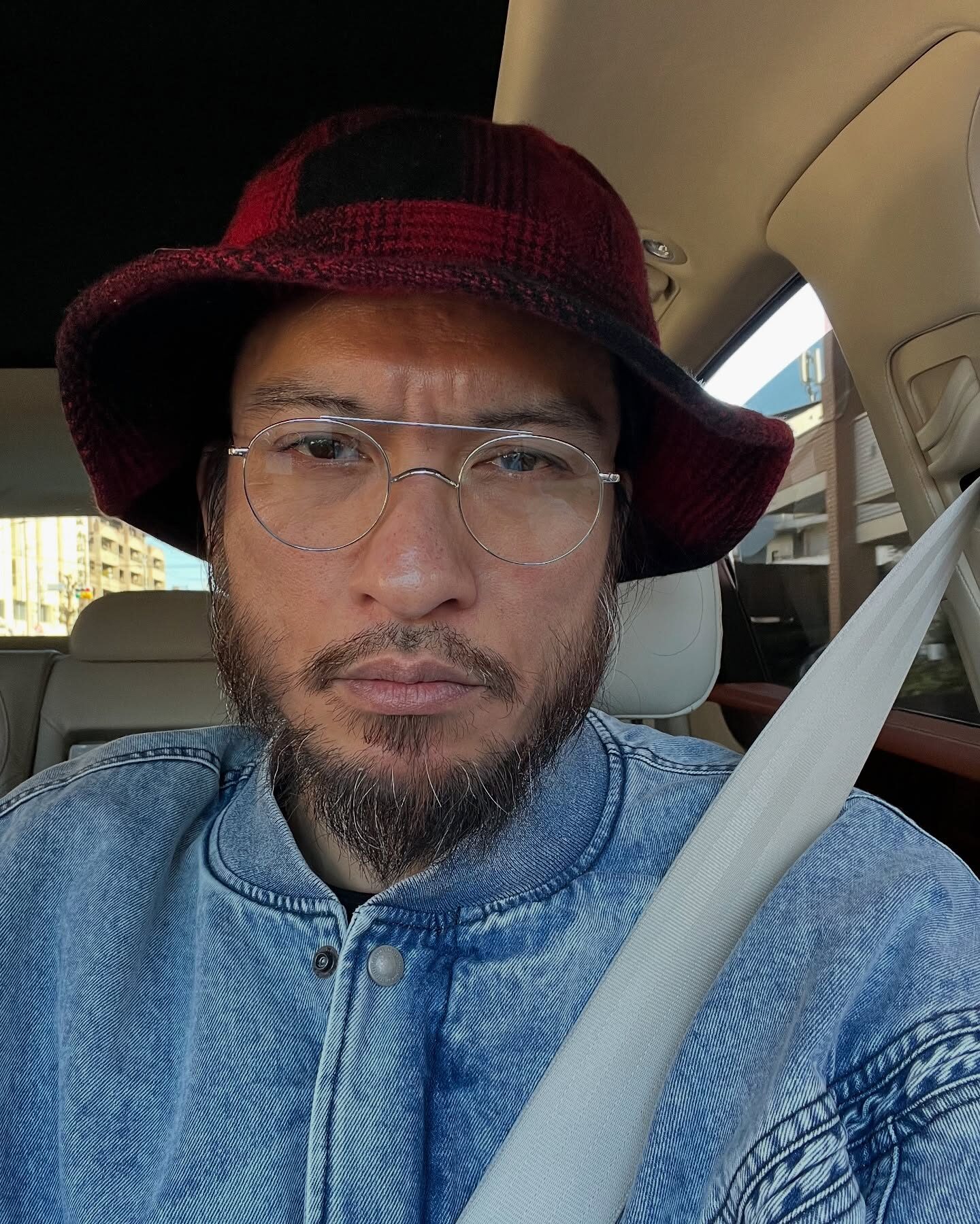 Nagase Tomoya Muncul di Instagram: Santai dengan Kacamata Baca dan Gaya Kasual