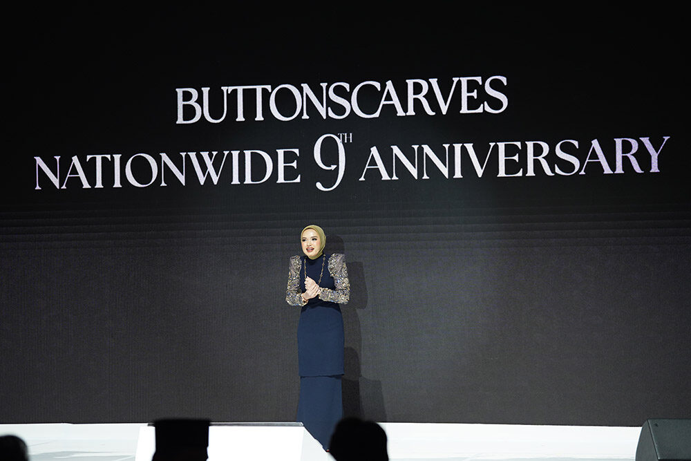 Rayakan 9 Tahun Buttonscarves, Ini Bukti Fashion Lokal Bisa Mendunia!