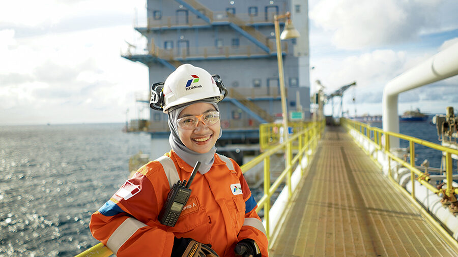 Difa Kamila Anjani Production Well Operator di Pertamina Hulu Energi Offshore North West Java - sumber foto Migas