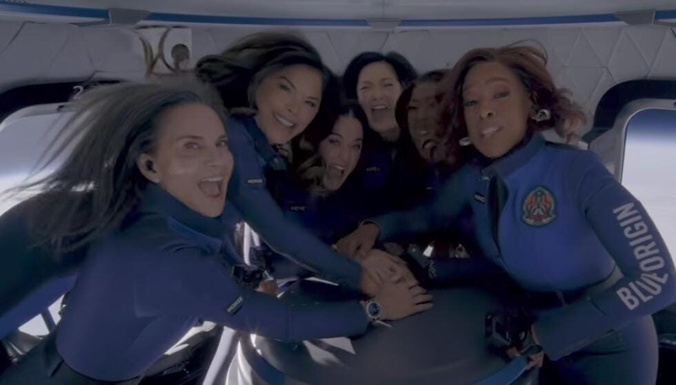 Katy Perry Bawa Bunga Daisy dan Nyanyi di Luar Angkasa Bareng Tim Perempuan Blue Origin!