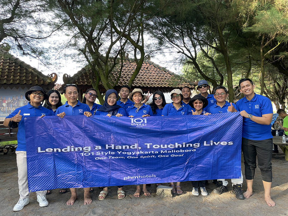 The 1O1 Yogyakarta Tugu dan komunitas lingkungan Aksi Konservasid Yogyakarta pelepasan tukik di Pantai Pelangi - sumber foto istimewa