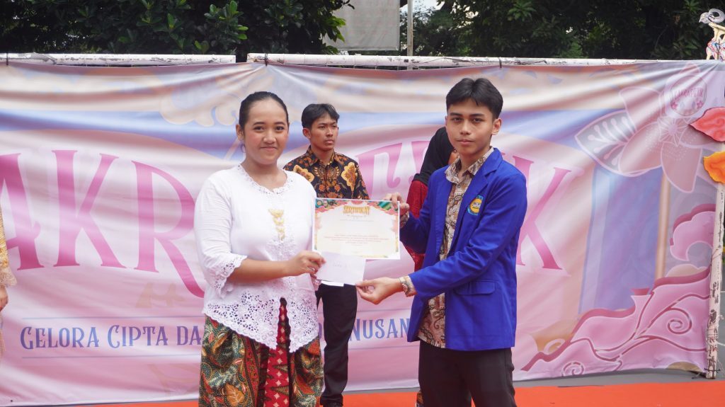 Ketua panitia Cakrapetik Danish Akmal Natayuda Memberikan Piagam Sertifikat untuk Juara 1 Lomba Fashion Show. Foto: SMAN 70