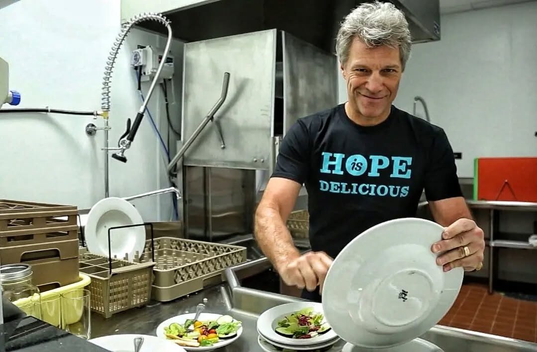Rock Star, Real Heart: Jon Bon Jovi Buka Restoran yang Bisa Bayar Pakai Waktu, Bukan Uang!