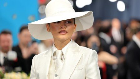 Zendaya Tampil Keren Banget di Met Gala 2025 dengan Setelan Serba Putih Rancangan Pharrell Williams