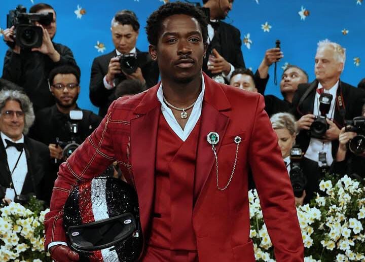 Damson Idris Curi Perhatian di Met Gala 2025, Tiba dengan Mobil Balap Demi Promosi Film "F1"!