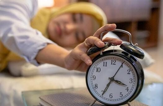 Benarkah Bangun Jam 4 Pagi Bikin Lebih Produktif? Ini Kata Sains!