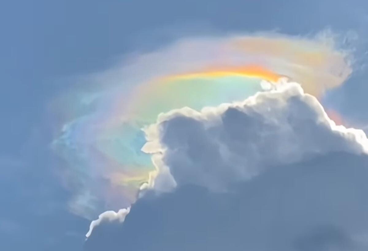 Fenomena Langka Awan Pelangi di Pangandaran, Langit Seindah Lukisan Alam