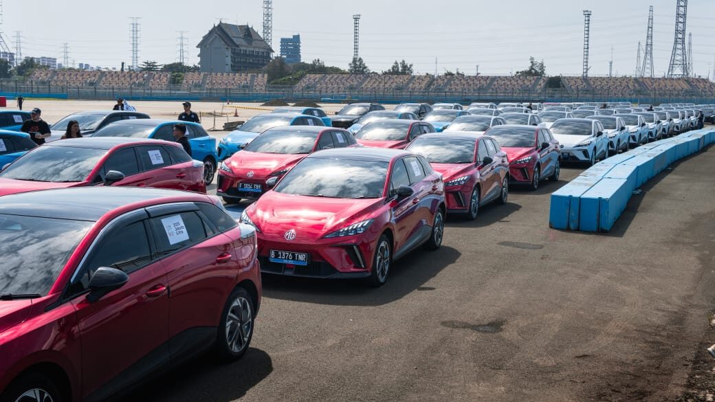 "Volt to Victory": Parade 120 Mobil Listrik  MG Ramaikan Sirkuit Formula E Ancol, Dukung Jakarta E-Prix 2025