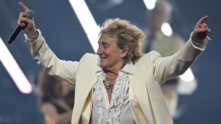 Rod Stewart Buktikan Masih 'Forever Young' di AMA 2025, Terima Penghargaan Seumur Hidup