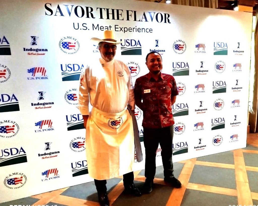 Ki-ka: Country Representative USMEF Indonesia, Arrofi Satrio Alam dan chef ternama asal Amerika Serikat, Jay McCarthy saat Konferensi Pers "Savor the Flavor" bertajuk U.S. Meat Experience yang digelar oleh  U.S. Meat Export Federation (USMEF) Indonesia di Hotel Shangri-La, Jakarta, Selasa (29/4/2025). (Foto: Urbanvibes.id)
