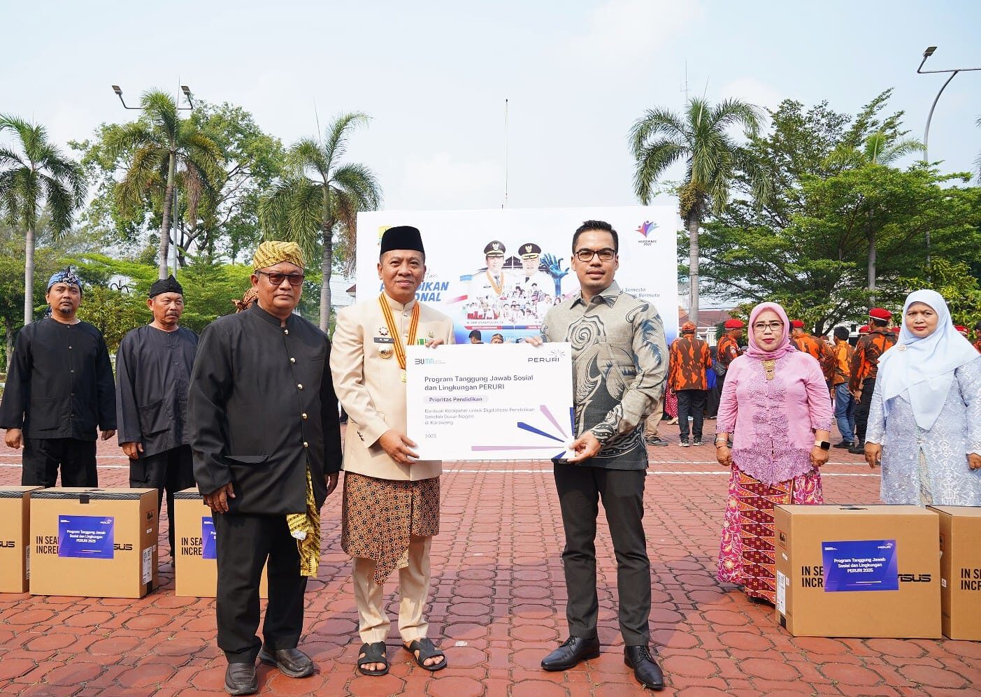 Peringati Hari Pendidikan Nasional, PERURI Serahkan Bantuan Komputer Kepada 15 Sekolah Dasar Negeri di Kabupaten Karawang