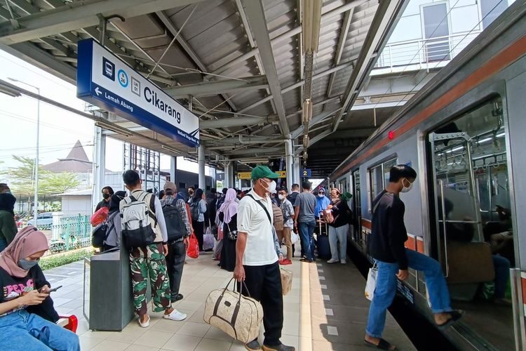 Volume Pengguna Commuter Line Terus Meningkat, Imbas Aturan Wajib Naik Transportasi Umum bagi ASN Jakarta
