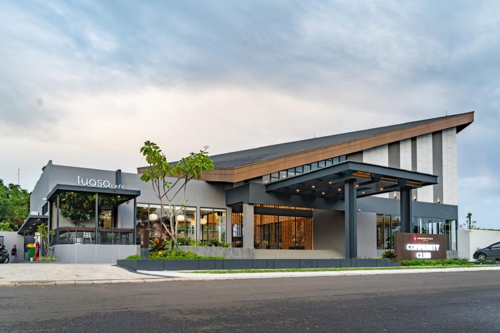 Community Club di Paramount Petals memiliki fasilitas berupa: Lobby & Lounge 
Space, CafÃƒÂ©, Gym, Multipurpose Court (Lapangan Basket 3 on 3 & Lapangan Futsal), Swimming 
Pool Olympic Size, dan Kids Pool, serta Children Playground. (Foto: Dok. Paramount Petals)