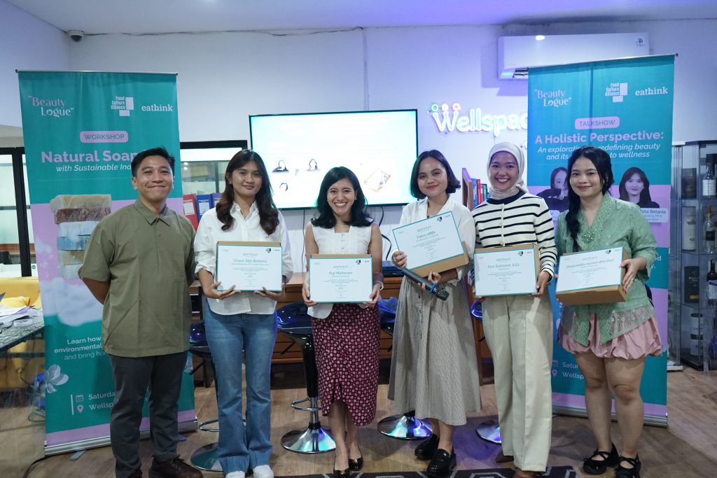 Talkshow Beauty Dialogue bertajuk "A Holistic Perspective: An Exploration on Redefining Beauty and Its Connection to Wellness", yang digelar oleh Komunitas Eathink menggandeng Food Culture Alliance Indonesia di Jakarta, Sabtu (21/6/2025). (Foto: Dok. eathink)