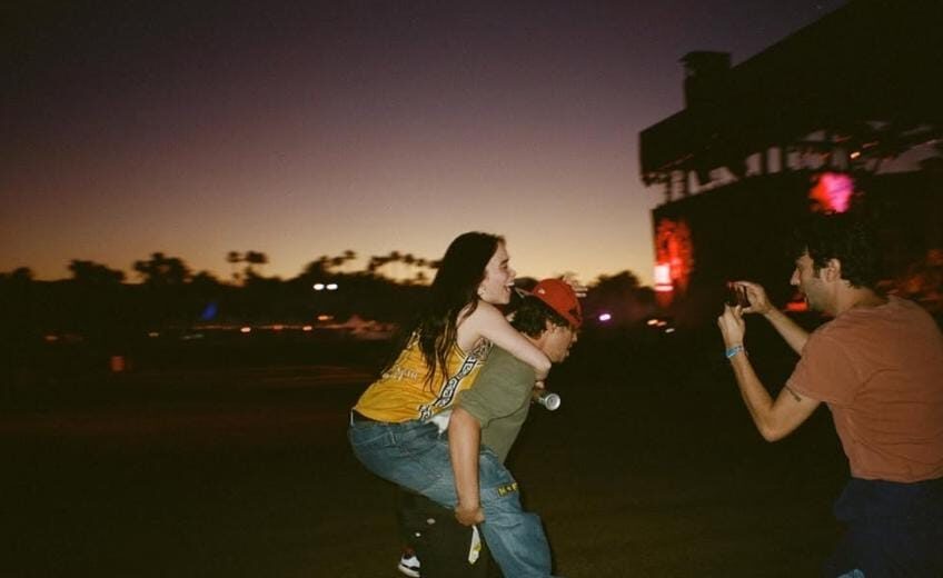 Billie Eilish dan Nat Wolff Kepergok Mesra di Balkon Hotel Venesia, Ini Kronologi Lengkapnya!