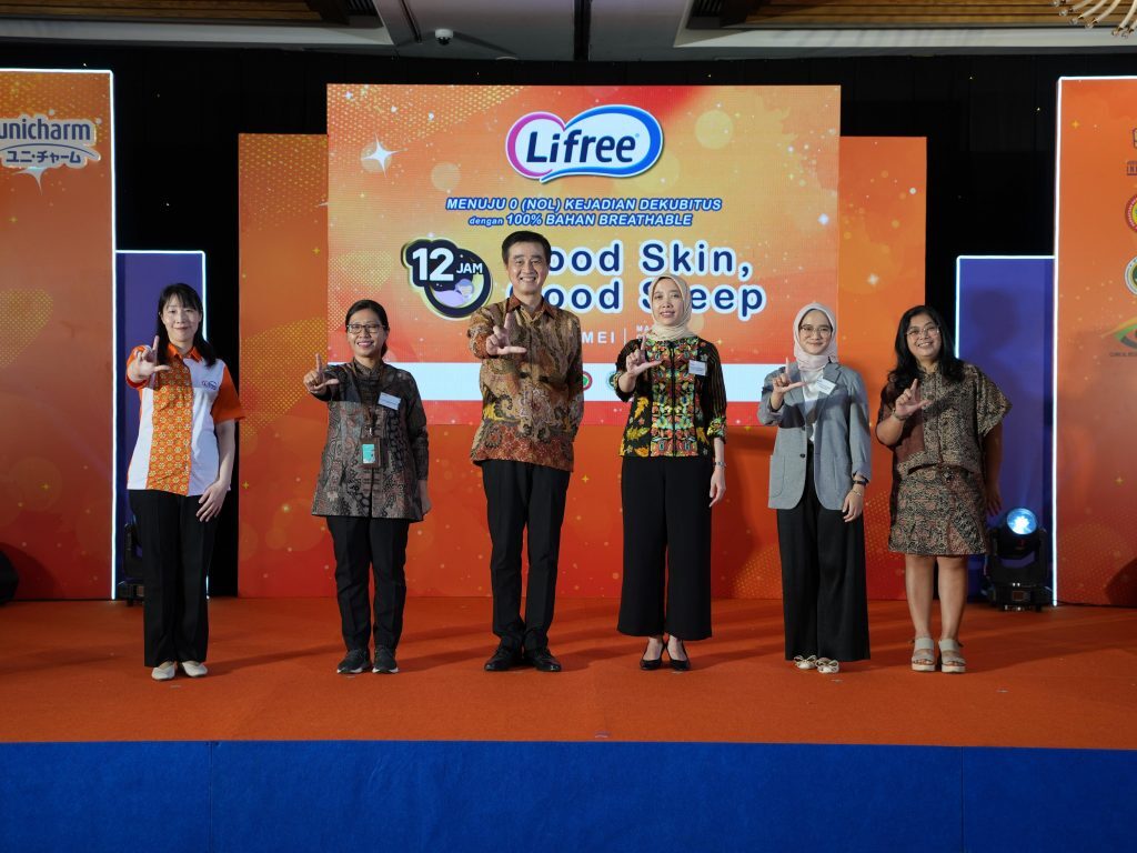 Peluncuran hasil riset kolaboratif antara Fakultas Kedokteran Universitas Indonesia (FKUI) dan tim industri dalam rangka Hari Lanjut Usia Nasional 2025. Dihadiri oleh dr. Ari Setyaningrum, Sp.KO (Kemenkes RI), dr. Rinadewi Astriningrum, Sp.D.V.E., Subsp.D.A (FKUI), dr. Dinda Larastika Riyanto, Sp.N (FKUI), serta Presiden Direktur Unicharm Indonesia, Takumi Terakawa di Jakarta, Rabu (28/5/2025).