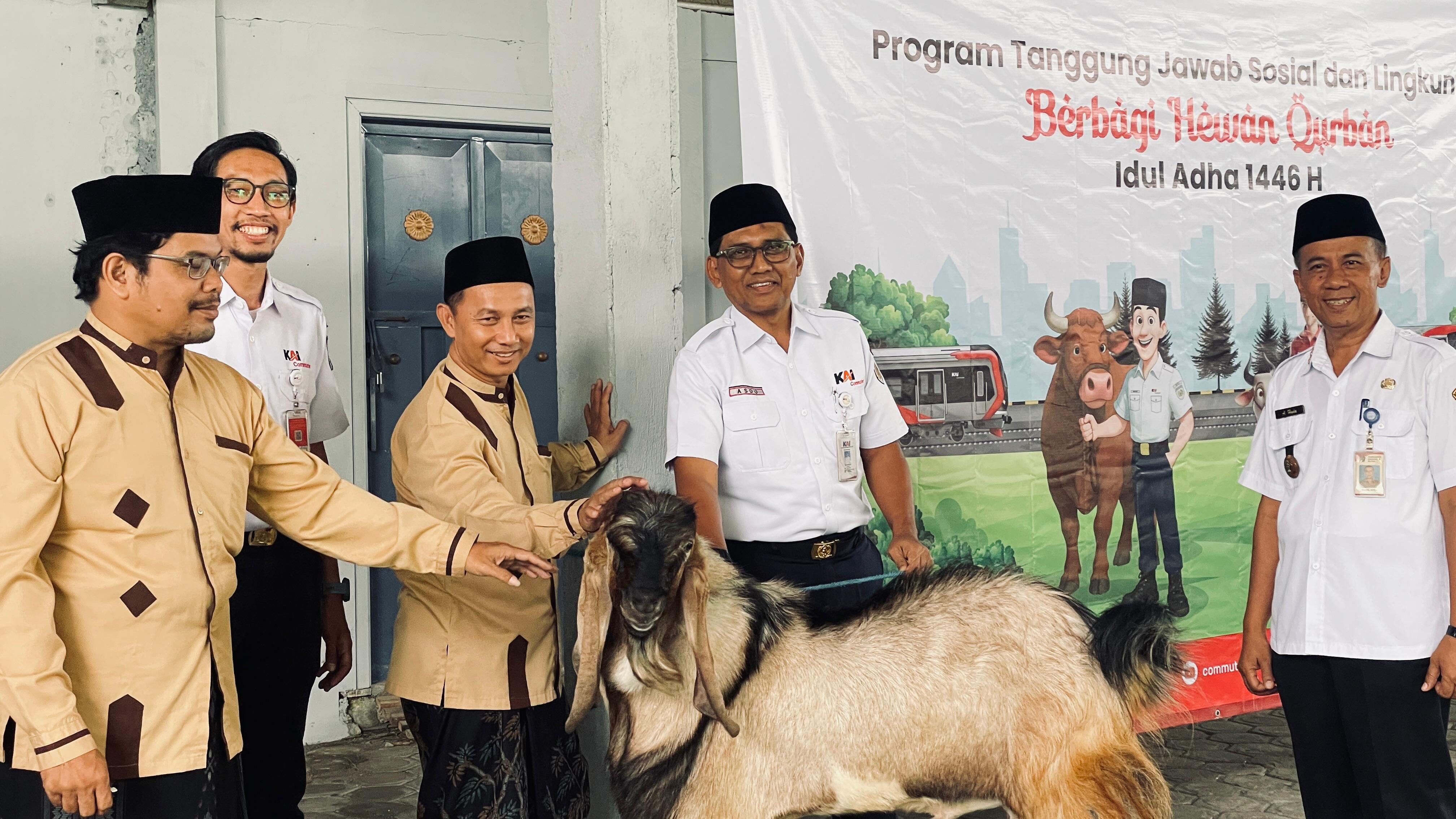 KAI Commuter Laksanakan TJSL, Salurkan Hewan Kurban untuk Masyarakat di Sekitar Jalur Rel