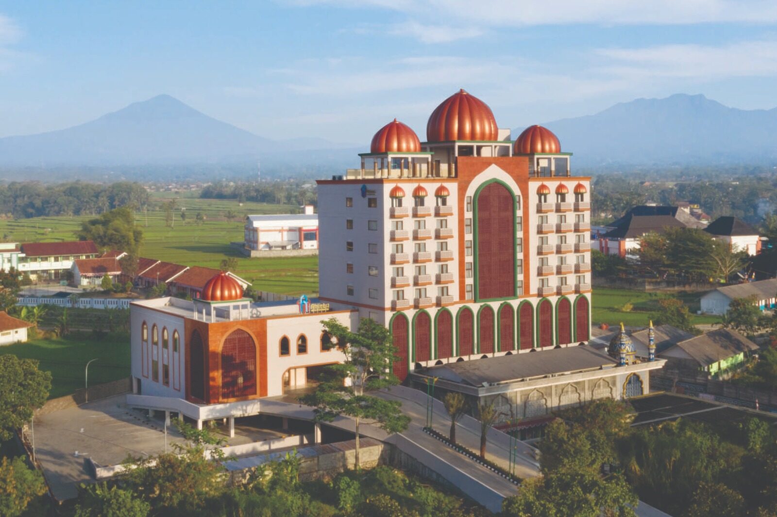 Hotel Al Hambra: Destinasi Liburan Idul Adha & Sekolah Paling Pas Buatmu!