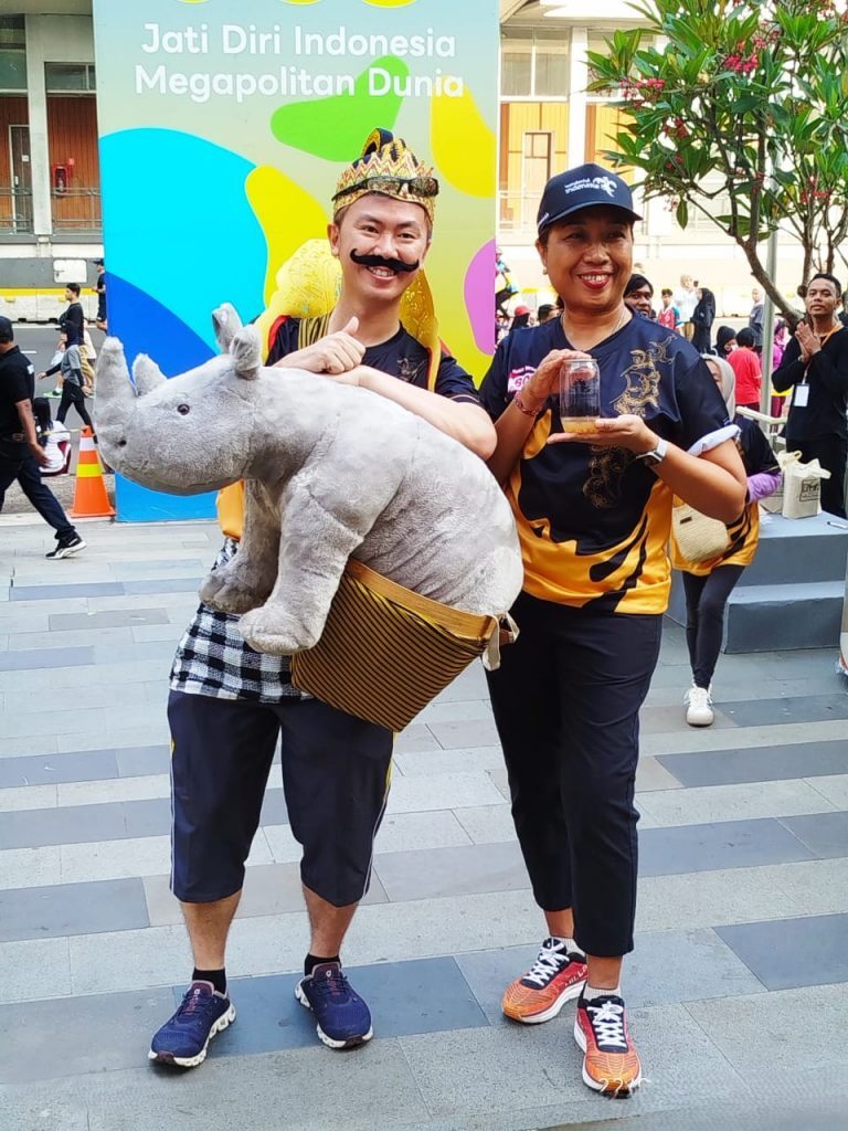 Ki-ka: Ketua Gabungan Pengusaha Jamu dan Obat Tradisional Indonesia (GP Jamu), Jonny Yuwono dan Deputi Bidang Pemasaran Kementerian Pariwisata (Kemenpar), Ni Made Ayu Marthini di acara Acaraki Jamu Festival di depan Sarinah, Jakarta Pusat, Minggu (22/6/2025). (Foto: Urbanvibes.id)