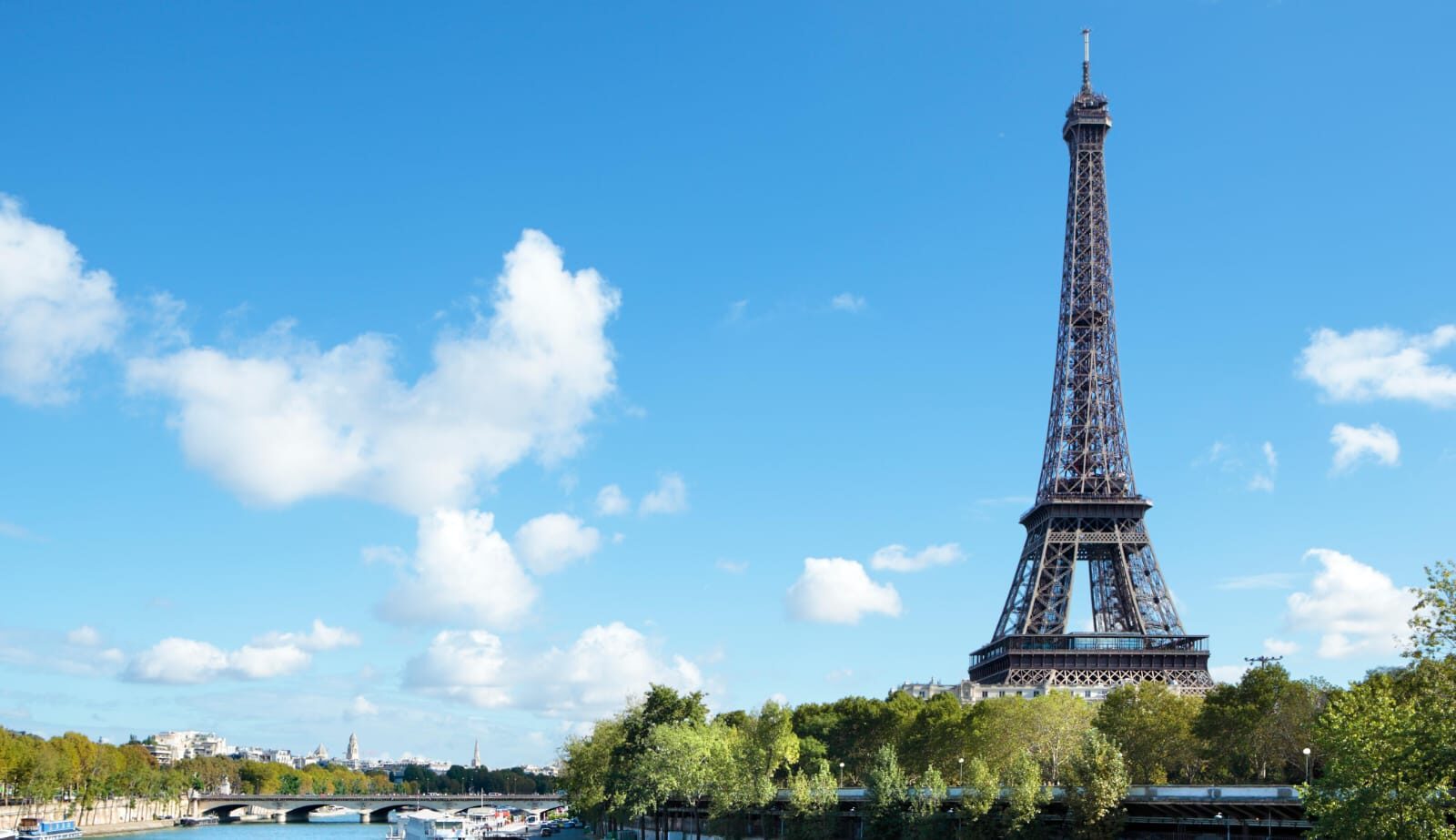 Cuaca Panas Ekstrem Ubah Bentuk Menara Eiffel Hingga 20 Sentimeter
