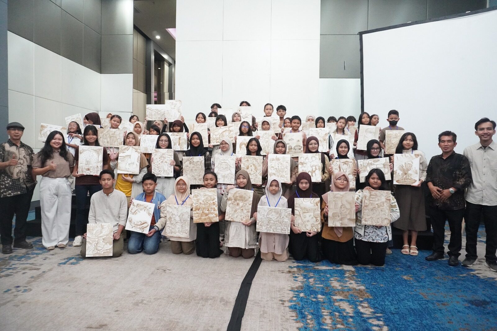 Kreatif dan Ramah Lingkungan! Lukisan Anak dari Ampas Kopi Dipamerkan di Mercure Alam Sutera