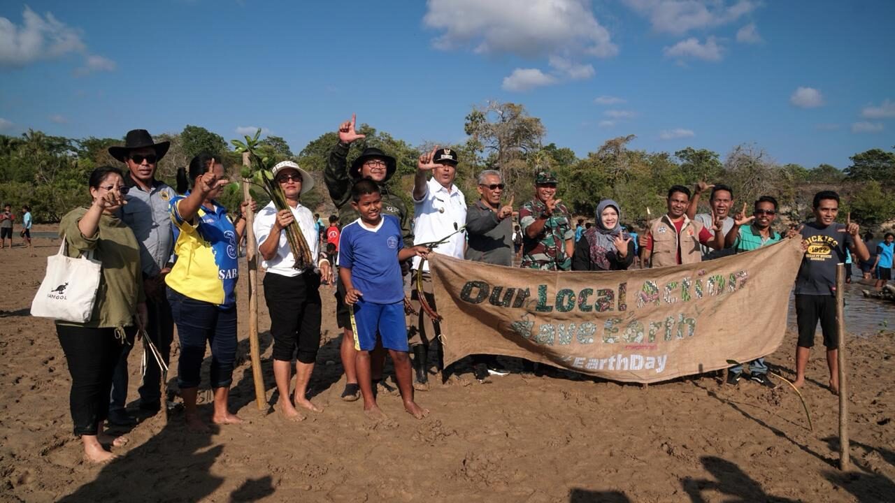Pemkab Sabu Raijua dan GEF SGP Indonesia Tanam 1.000 Bibit Mangrove