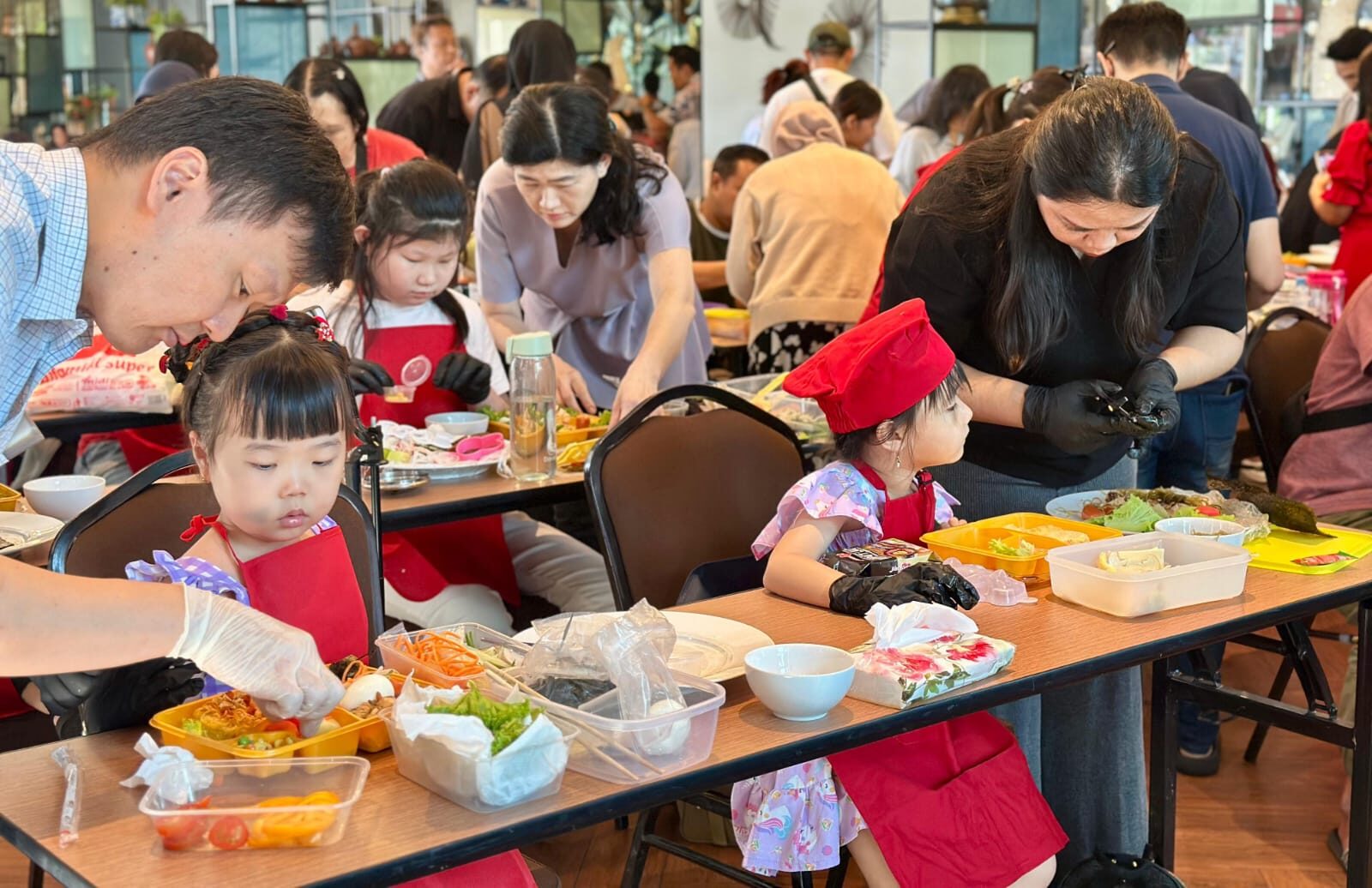 Kreasi Mie Sehat dan Edukatif Meriahkan Hari Anak Nasional di Swiss-Belinn Airport Surabaya
