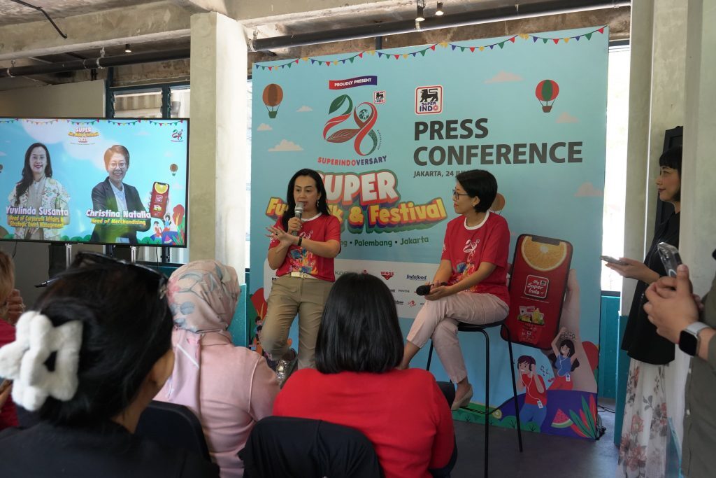 Talkshow Press Conference 28th Superindoversary diisi oleh dua pembicara. [Ki-ka]:
Yuvlinda Susanta ( Head of Corporate Affairs & Strategic Event Management Super Indo,) dan Christina Natalia ( Head of Merchandising Super Indo). (Foto: Dok. Super Indo)