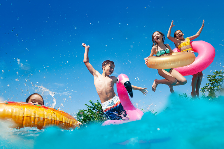 Staycation Keluarga dengan Tema Tropis Tropical Family Getaway dan Aktivitas Anak yang Bikin Betah